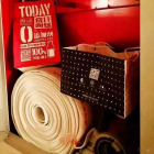 快遞小哥向栓箱內(nèi)塞快遞，屬于消防違法行為！